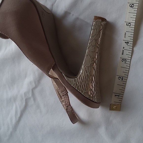 Size 9 beige and gold open toed high heels - Picture 3 of 8
